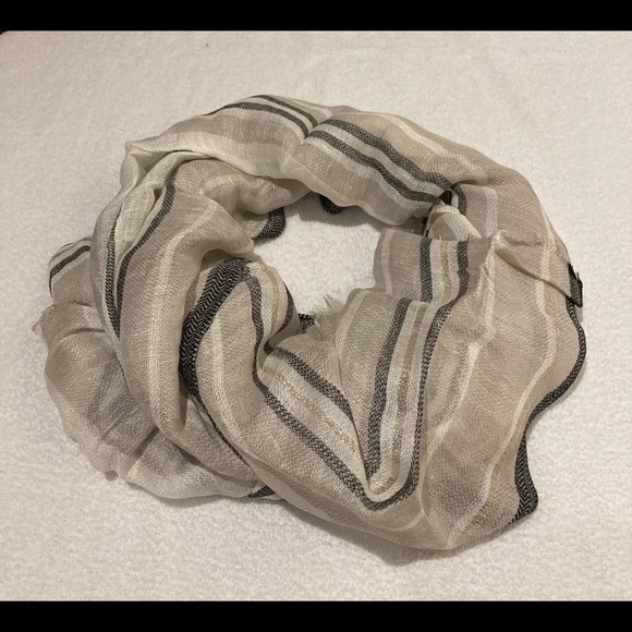 Banana Republic Accessories - NWOT Banana Republic Scarf